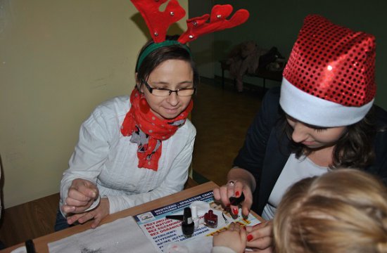 Opiekunki dziecięce z mikołajem w przedszkolu